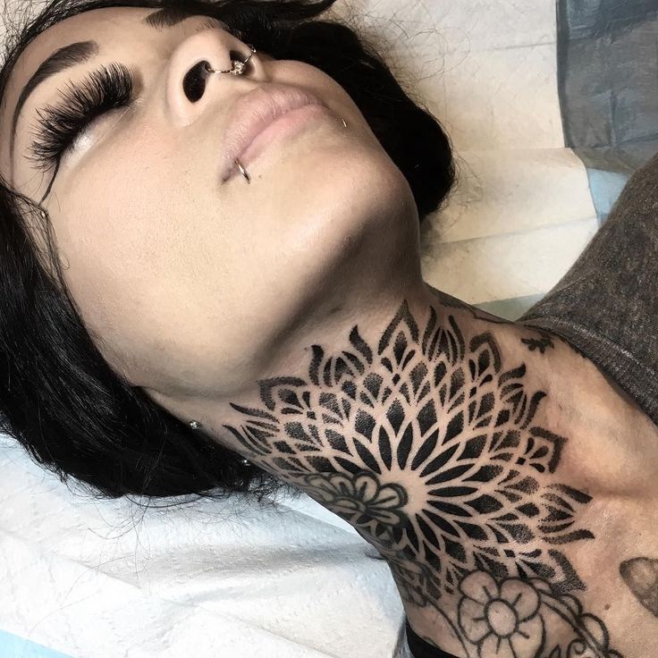 Tatuagem Feminina no Pescoço