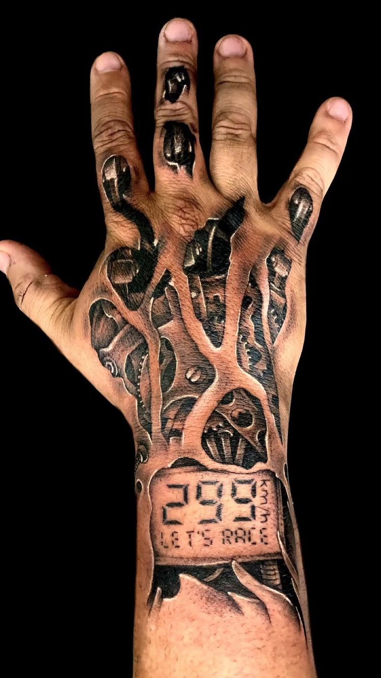 Tatuagem Masculina na Mão