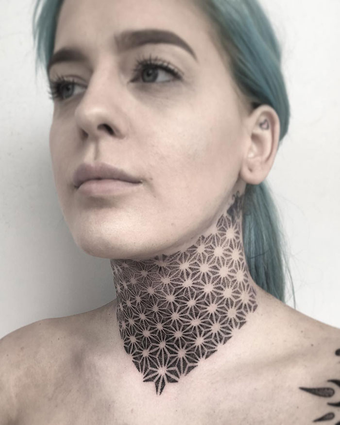 tatuagem feminina no pescoço