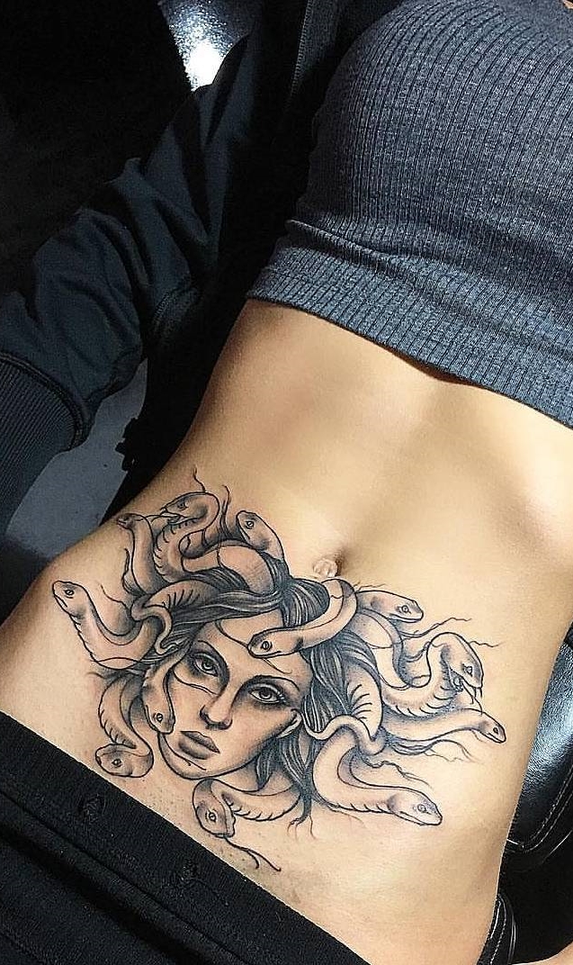 Tatuagem Feminina na Barriga