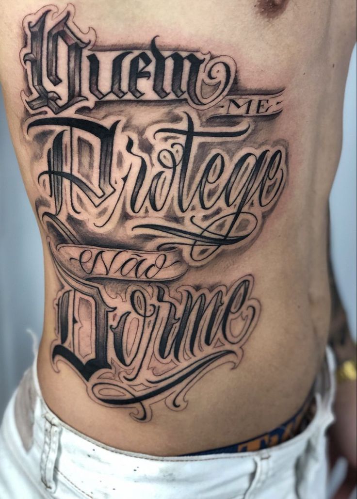 Tatuagem Masculina na Costela