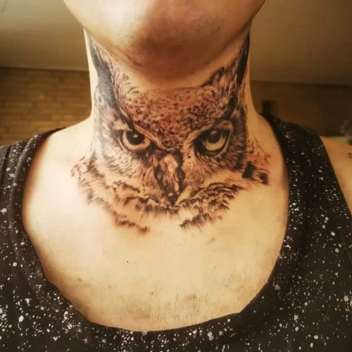 Tatuagem no Pescoço