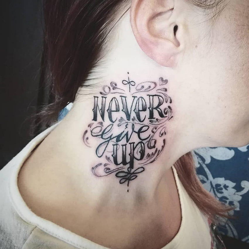 Tatuagem Feminina no Pescoço