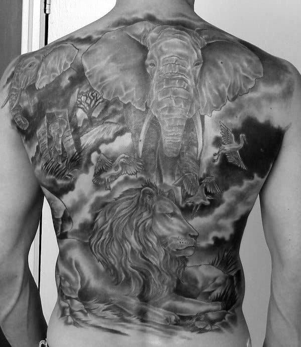 imagem mostra Tattoo Costas