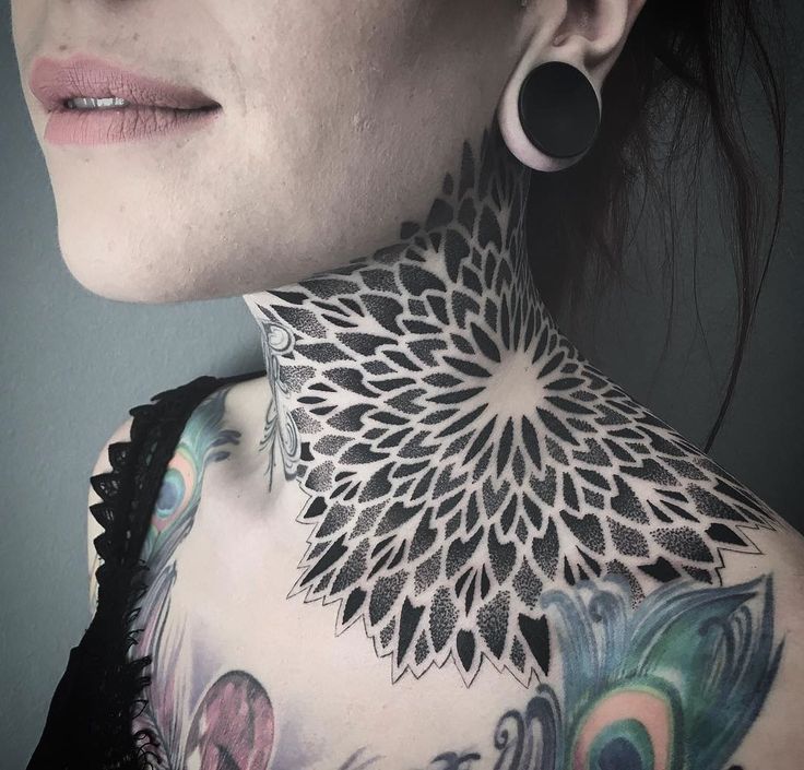 tatuagem feminina no pescoço