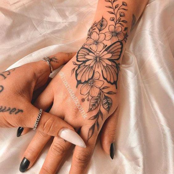 Imagem de Tatuagem Feminina na Mão