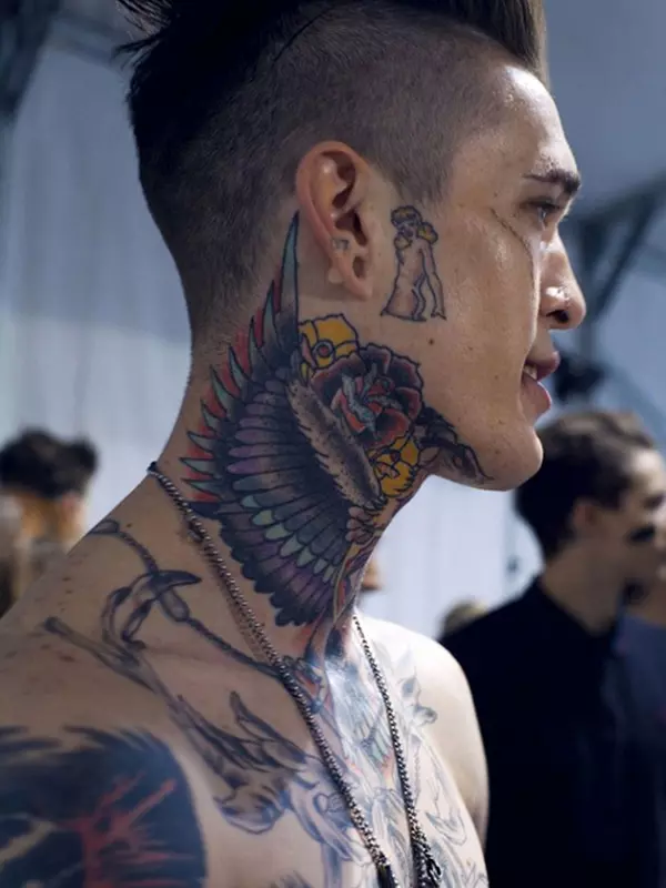 Tatuagem no Pescoço
