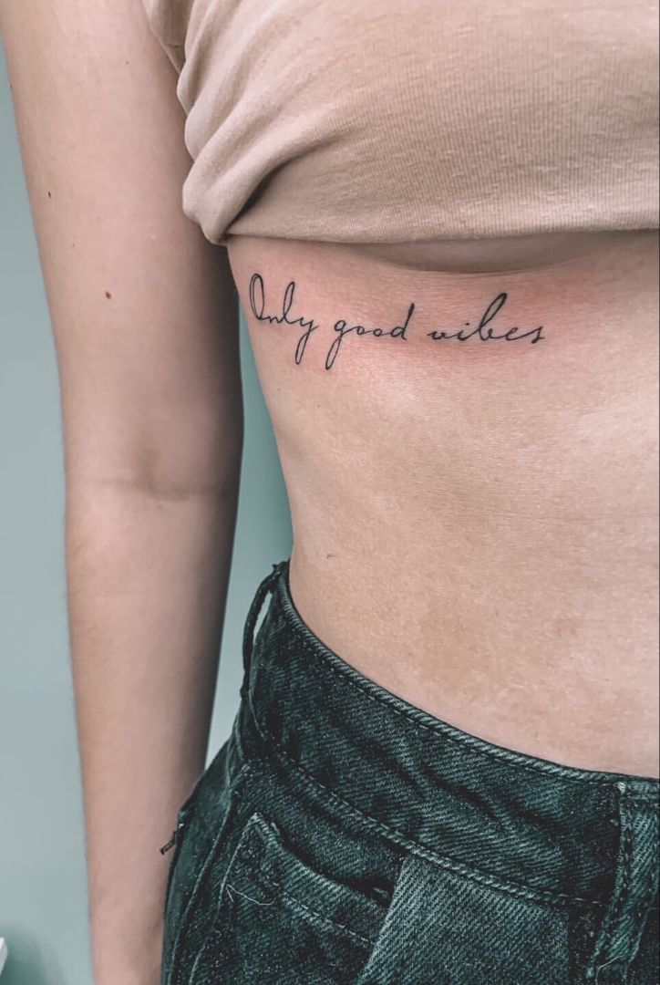imagem de tatuagem feminina na costela 