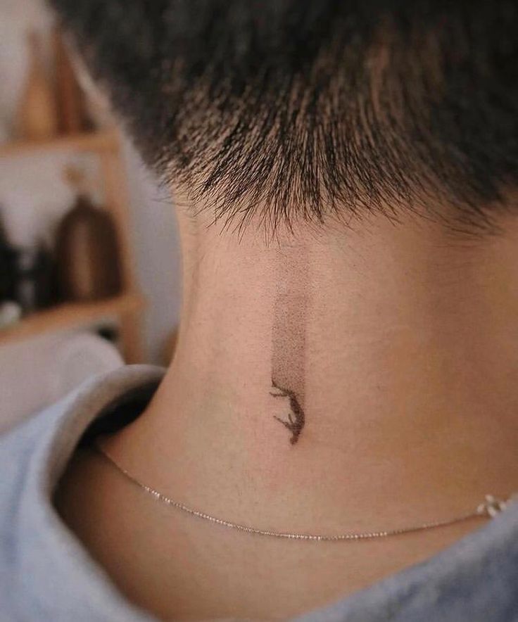 Tatuagem Feminina no Pescoço