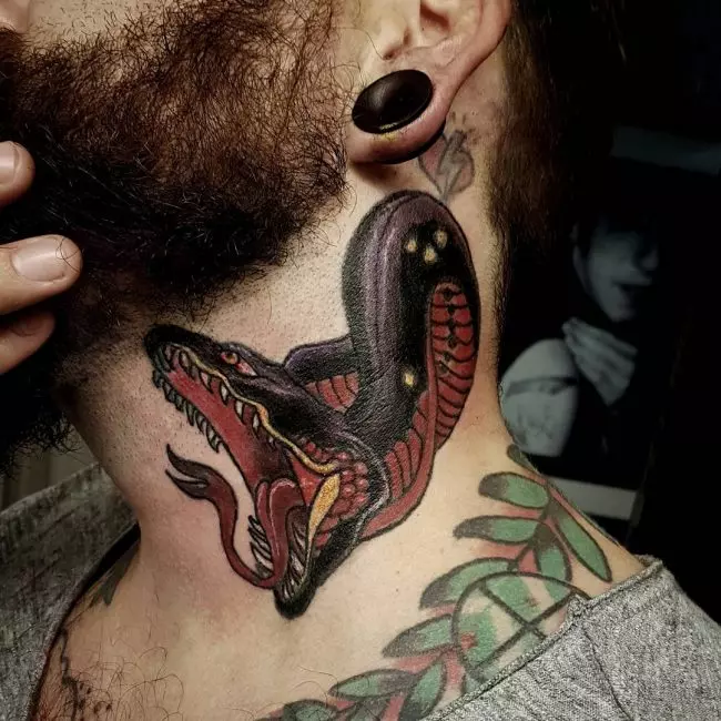 Tatuagem no Pescoço