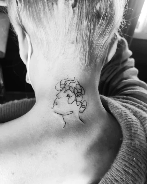Tatuagem no Pescoço