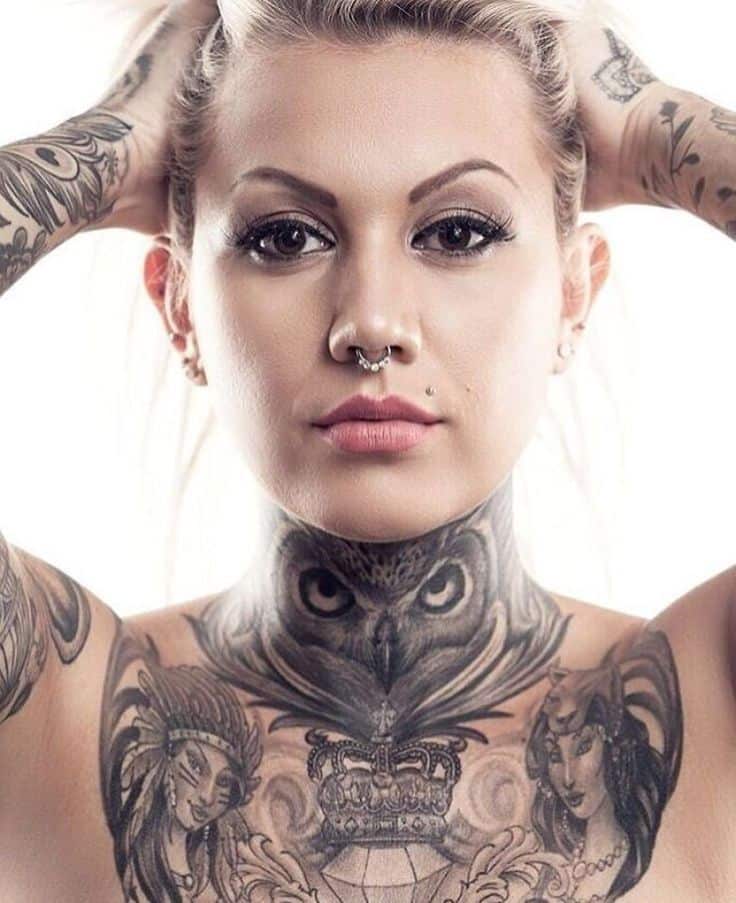 Tatuagem Feminina no Pescoço