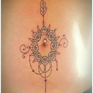 Tatuagem Feminina na Barriga