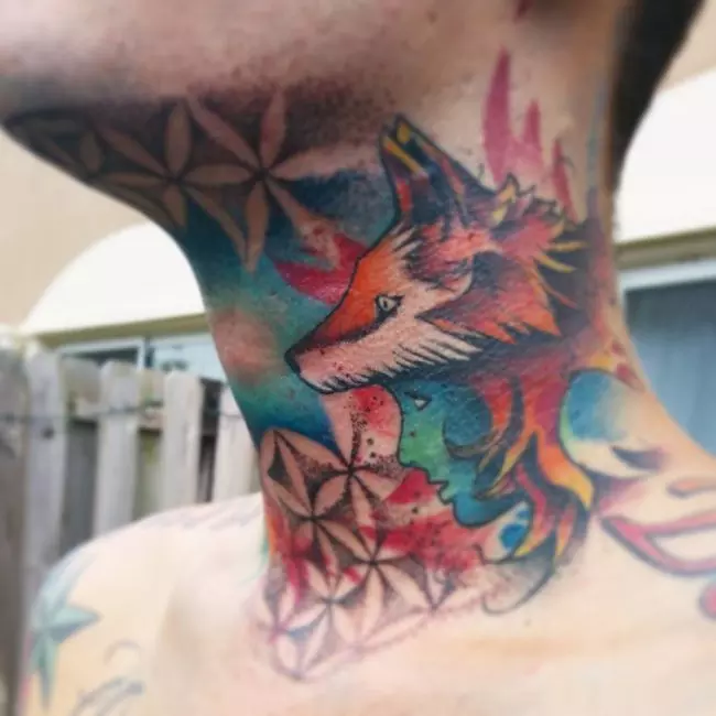 Tatuagem no Pescoço
