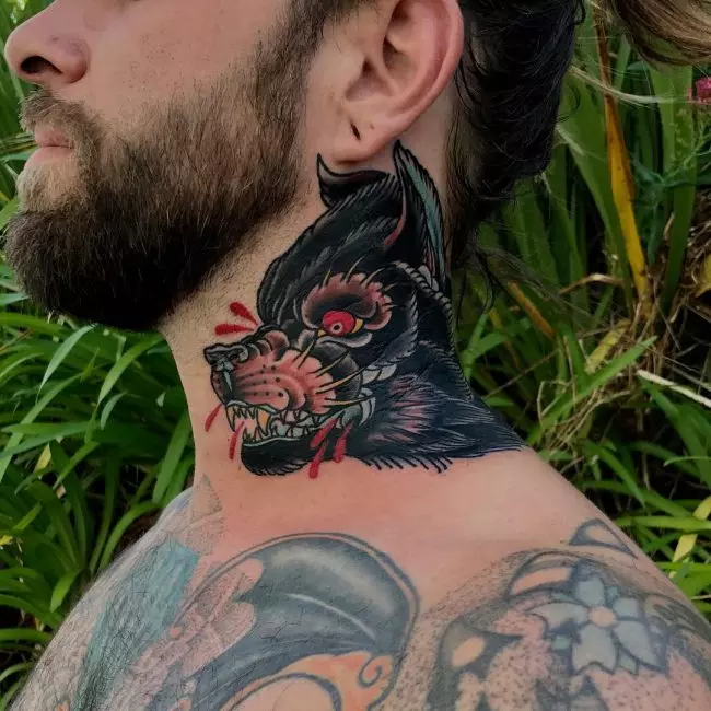 Tatuagem no Pescoço