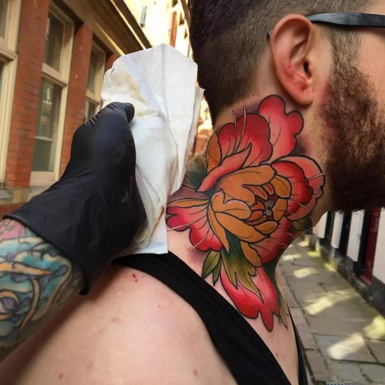 Tatuagem no Pescoço