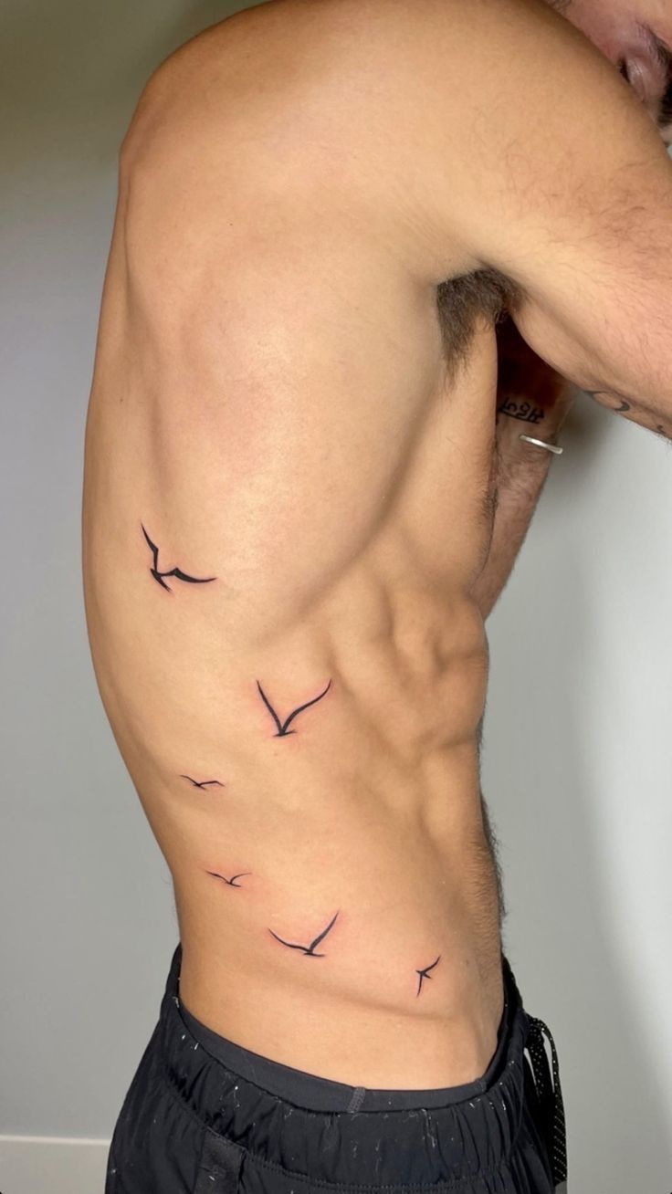 Tatuagem Masculina na Costela