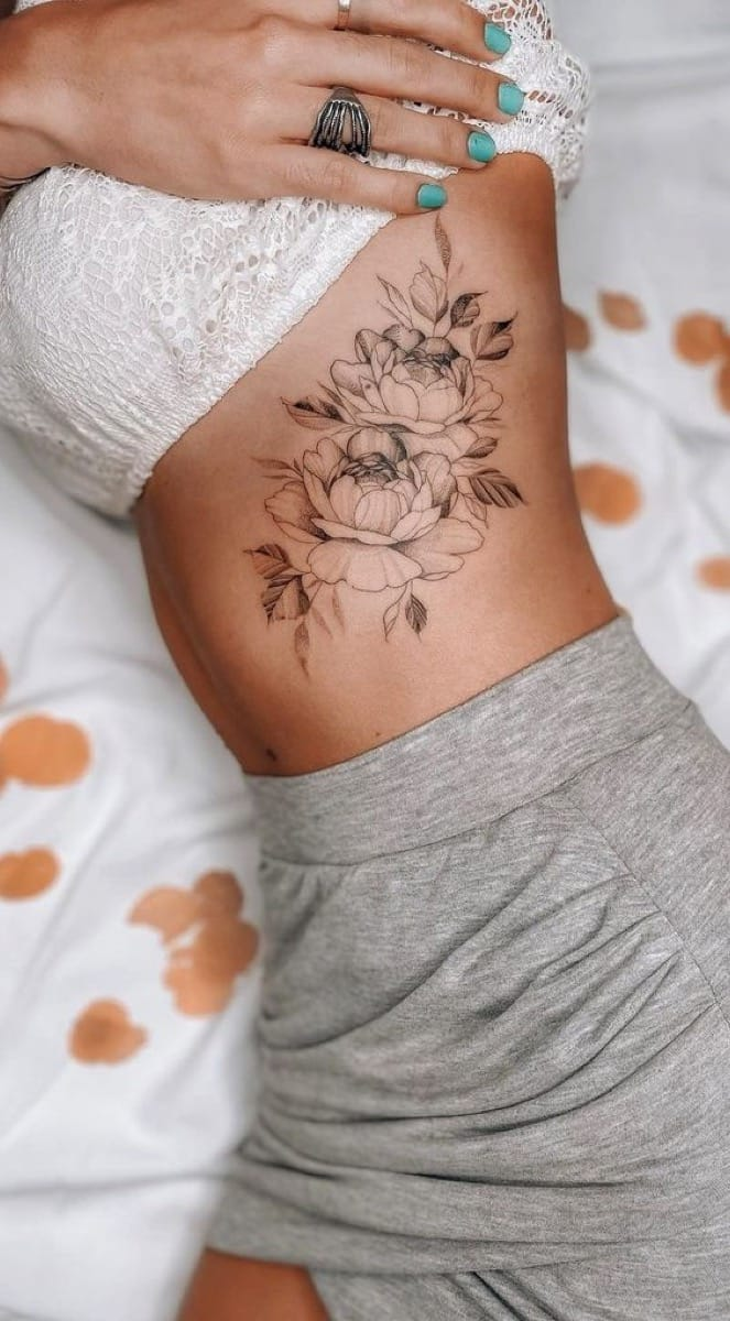 imagem de tatuagem feminina na costela 