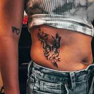 Tatuagem Feminina na Barriga