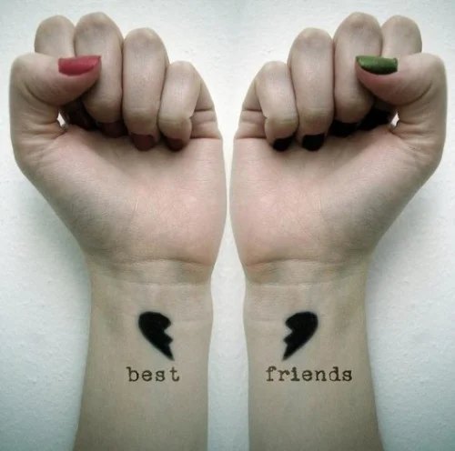 Imagem  mostrando Tatuagem de Amigas