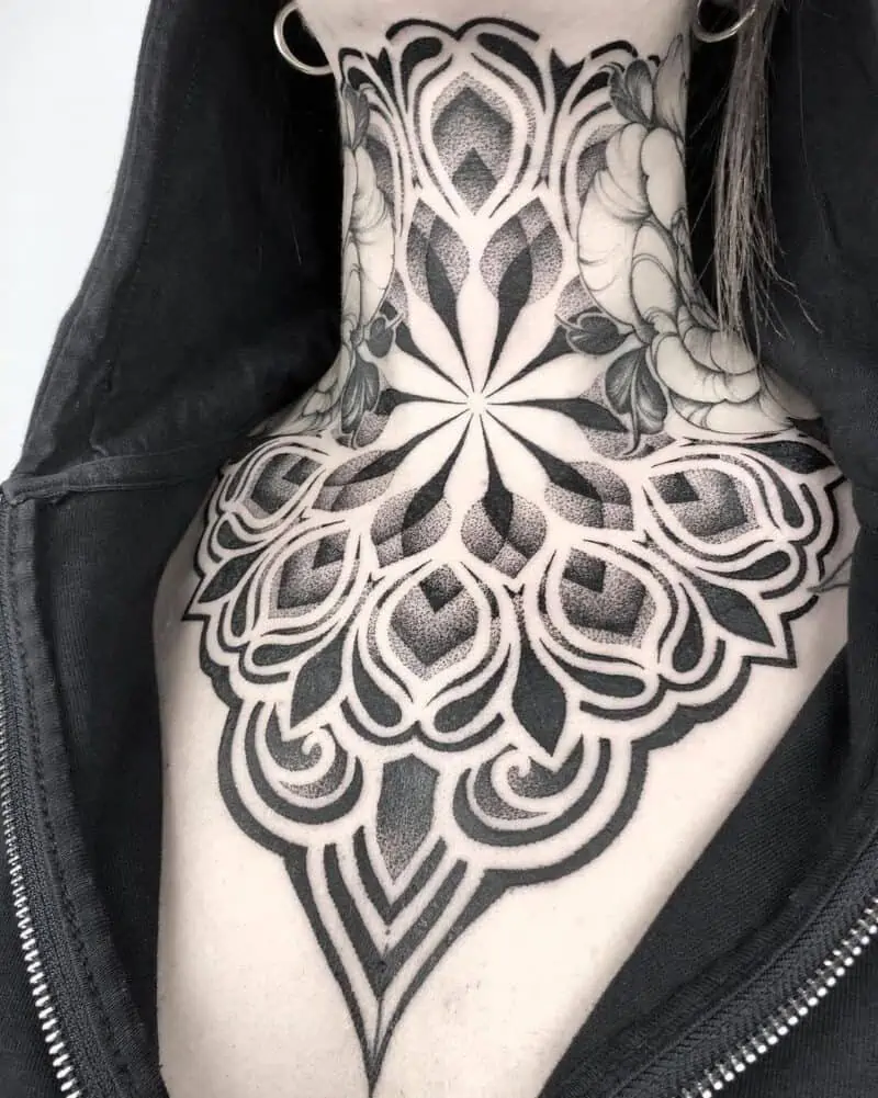 tatuagem feminina no pescoço