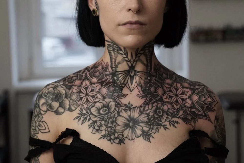 tatuagem feminina no pescoço