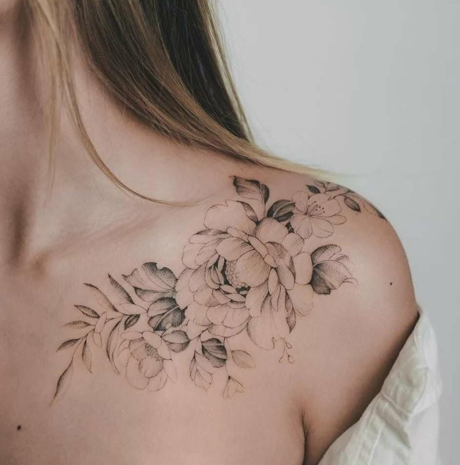 Tatuagem Feminina no Ombro
