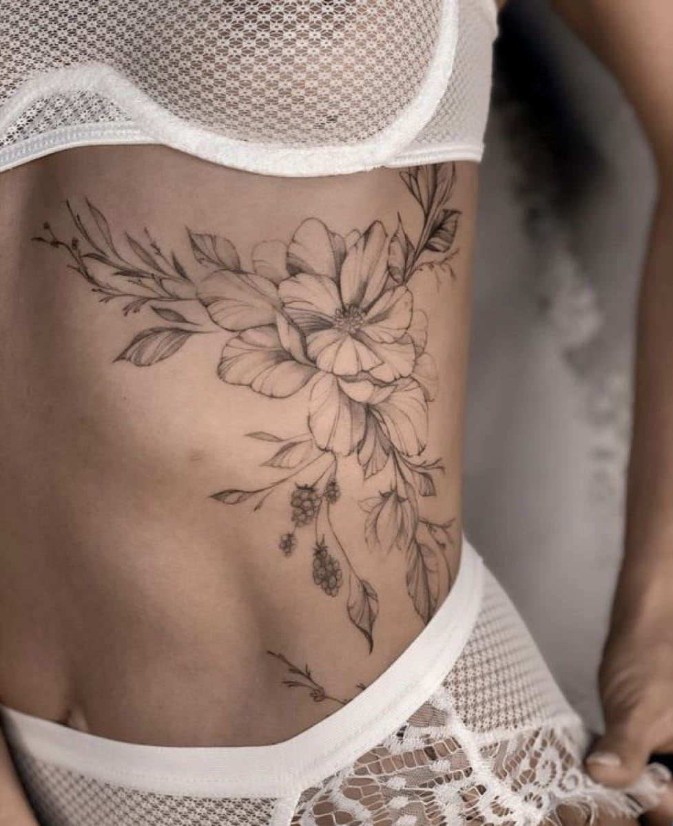 imagem de tatuagem feminina na costela 