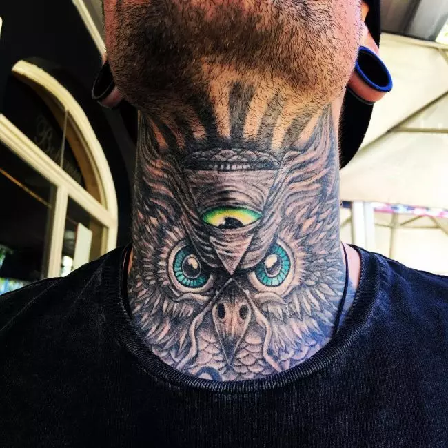 Tatuagem no Pescoço