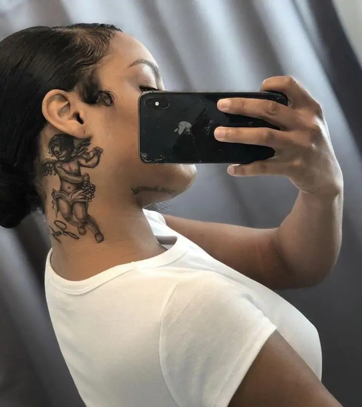 tatuagem feminina no pescoço