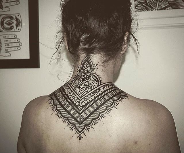 Tatuagem Feminina no Pescoço