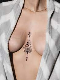 imagem de Tatuagem no Meio dos Seios
