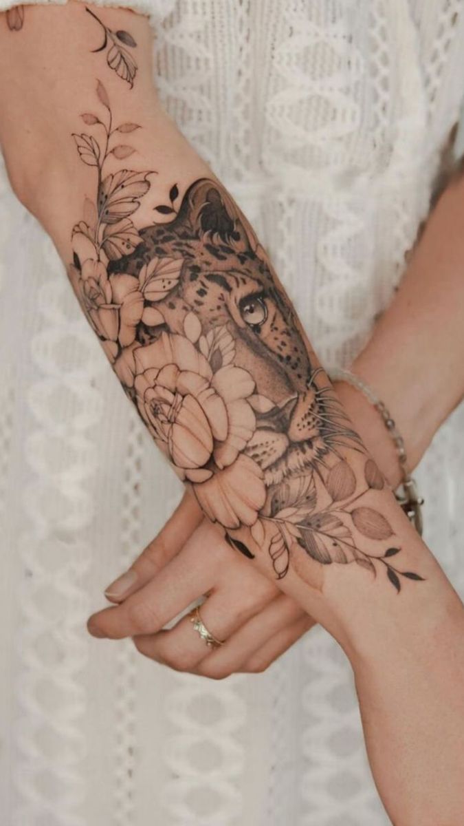Tatuagem de Leão com Flores