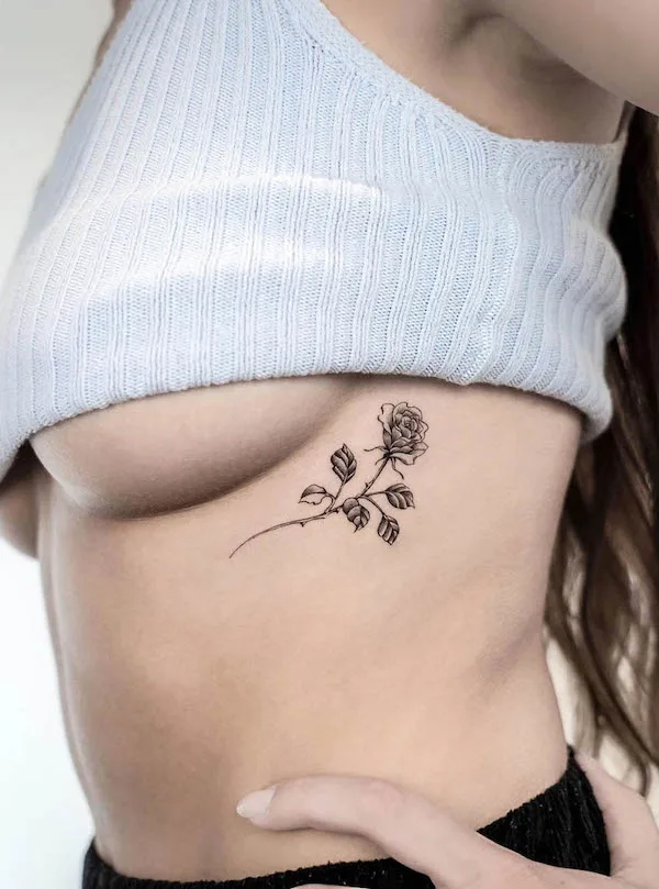 imagem de tatuagem feminina na costela 