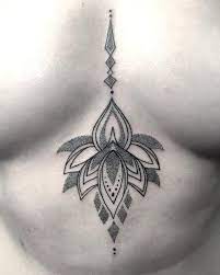 imagem de Tatuagem no Meio dos Seios