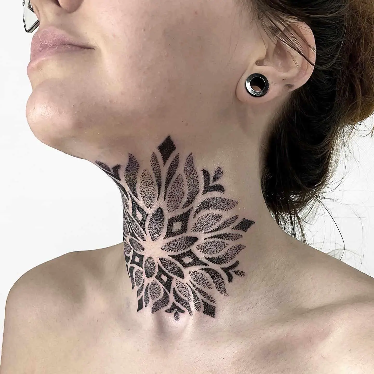 Tatuagem Feminina no Pescoço