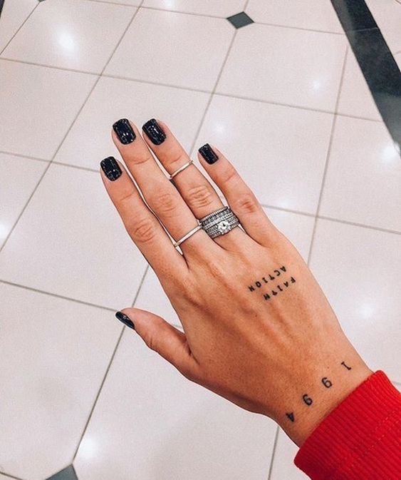 Imagem de Tatuagem Feminina na Mão