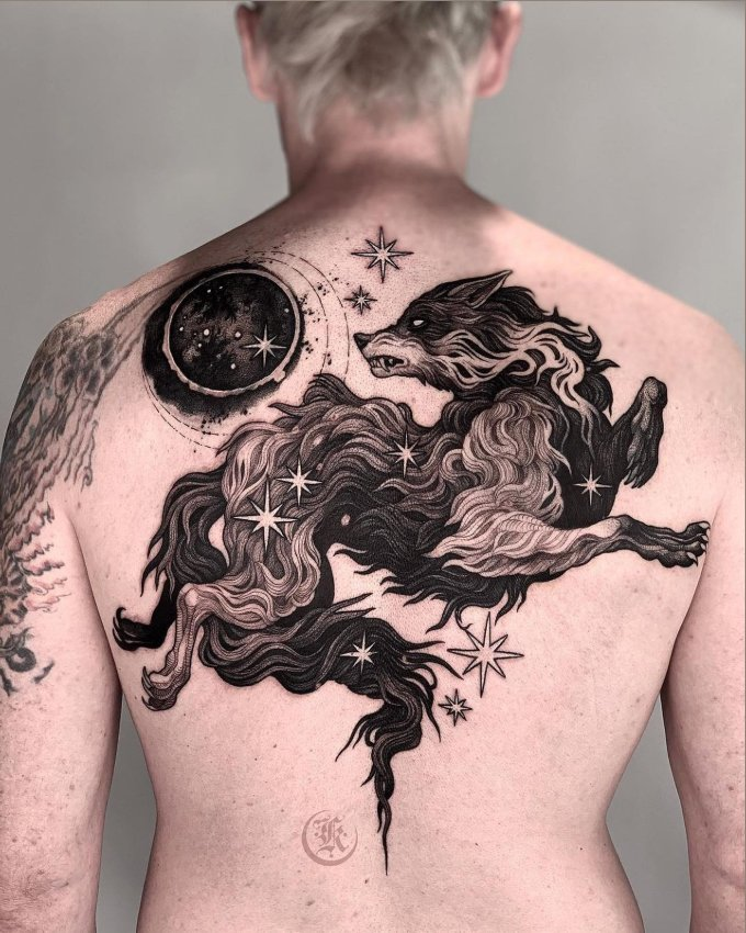 Tatuagem Feminina nas Costas
