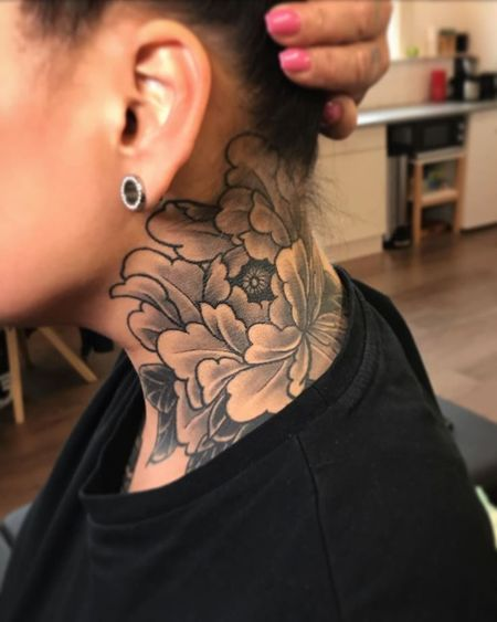 tatuagem feminina no pescoço