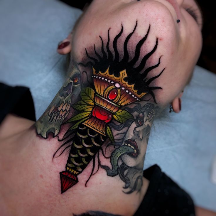 Tatuagem Masculina no Pescoço