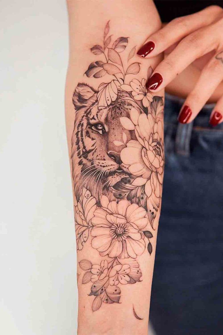 Tatuagem de Leão com Flores