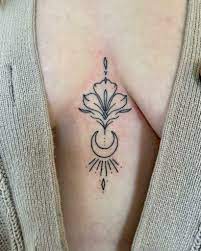 imagem de Tatuagem no Meio dos Seios