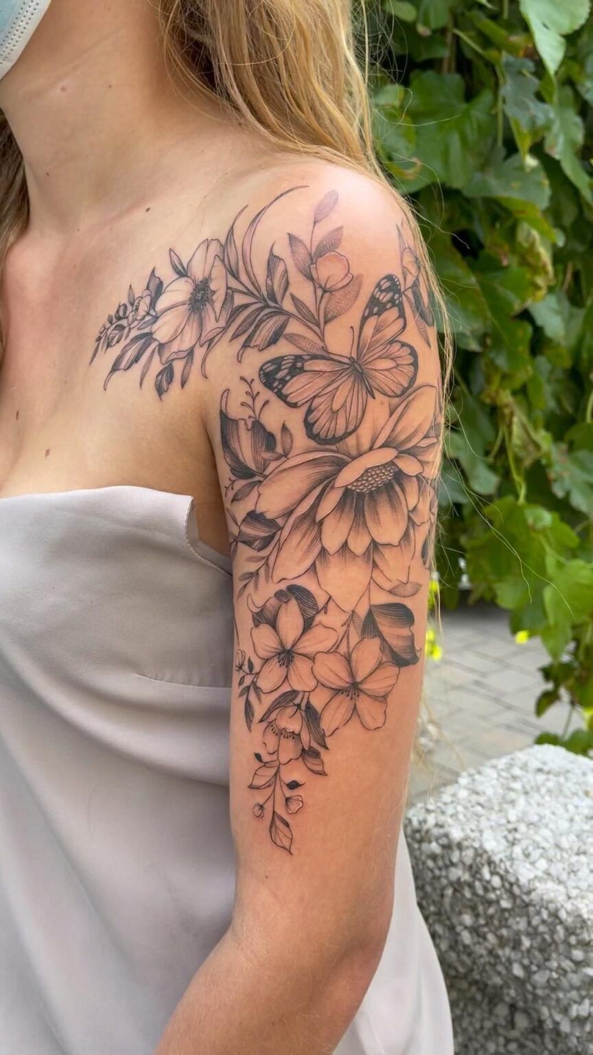 Tatuagem Feminina no Ombro