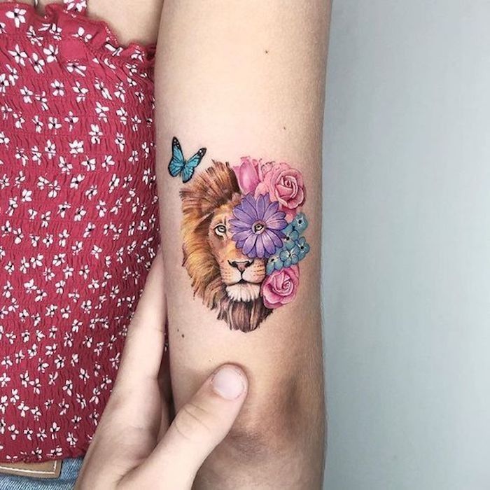 Tatuagem de Leão com Flores