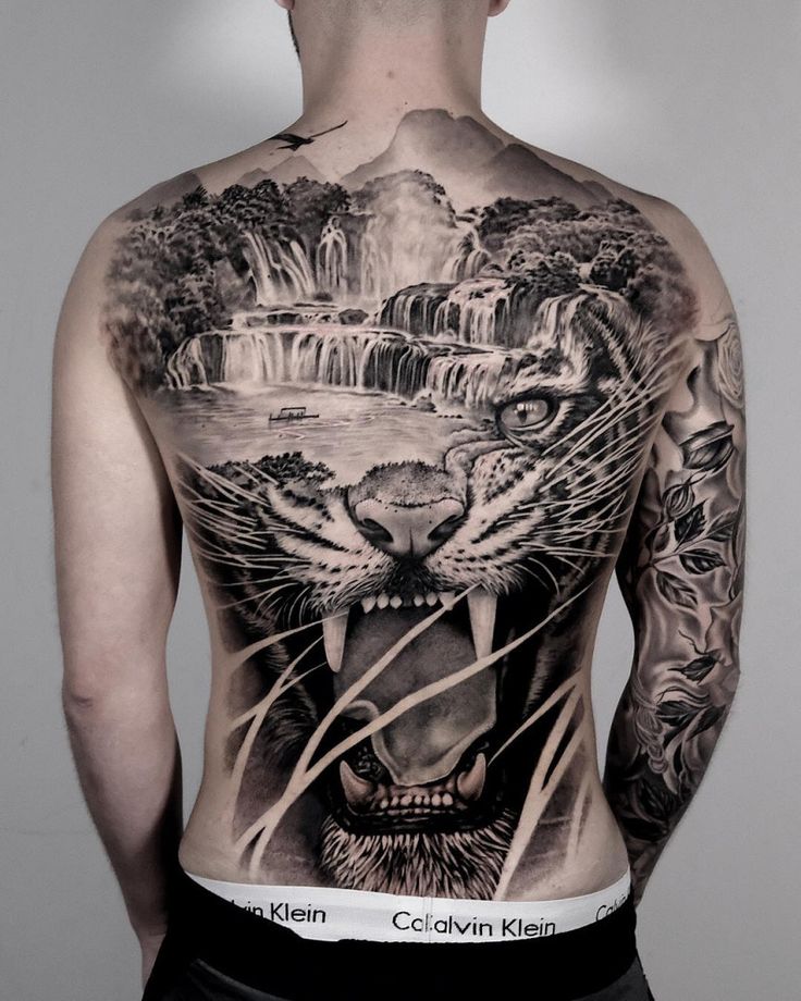 imagem mostra Tattoo Costas