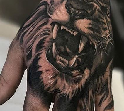 Tatuagem na Mão Masculina