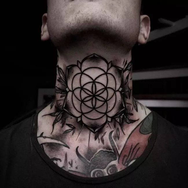 Tatuagem no Pescoço