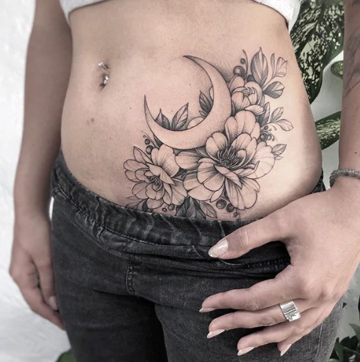 Tatuagem Feminina na Barriga