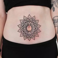 Tatuagem Feminina na Barriga