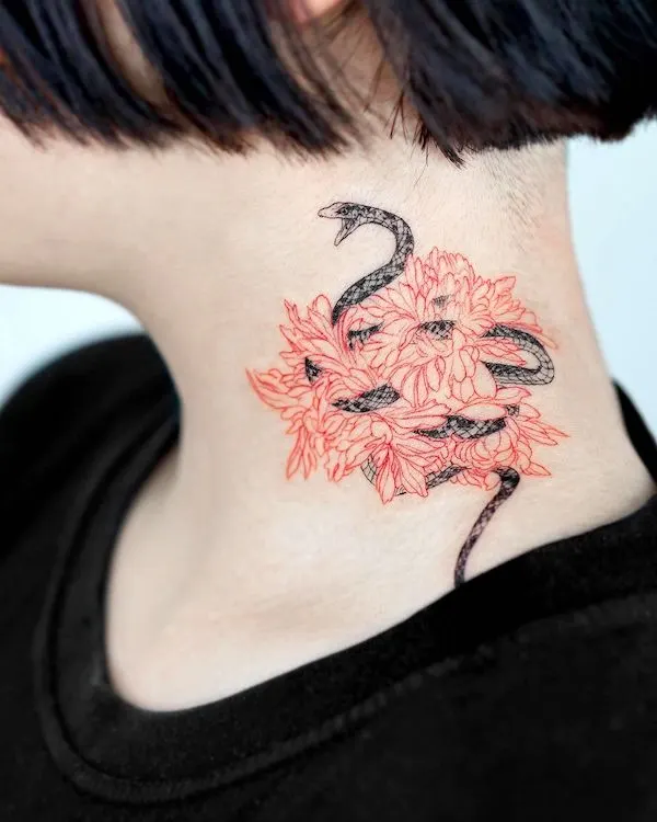tatuagem feminina no pescoço